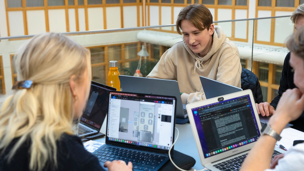 Studenter grupparbetar i MIT-huset