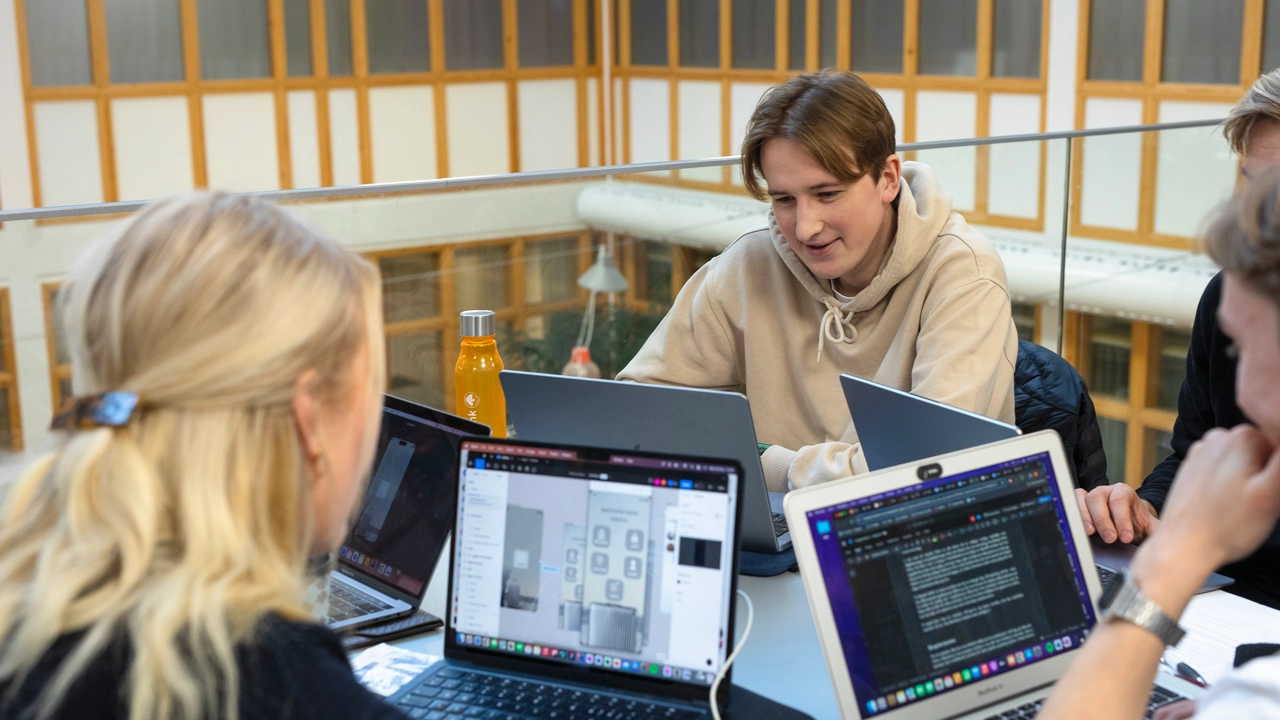 Studenter grupparbetar i MIT-huset