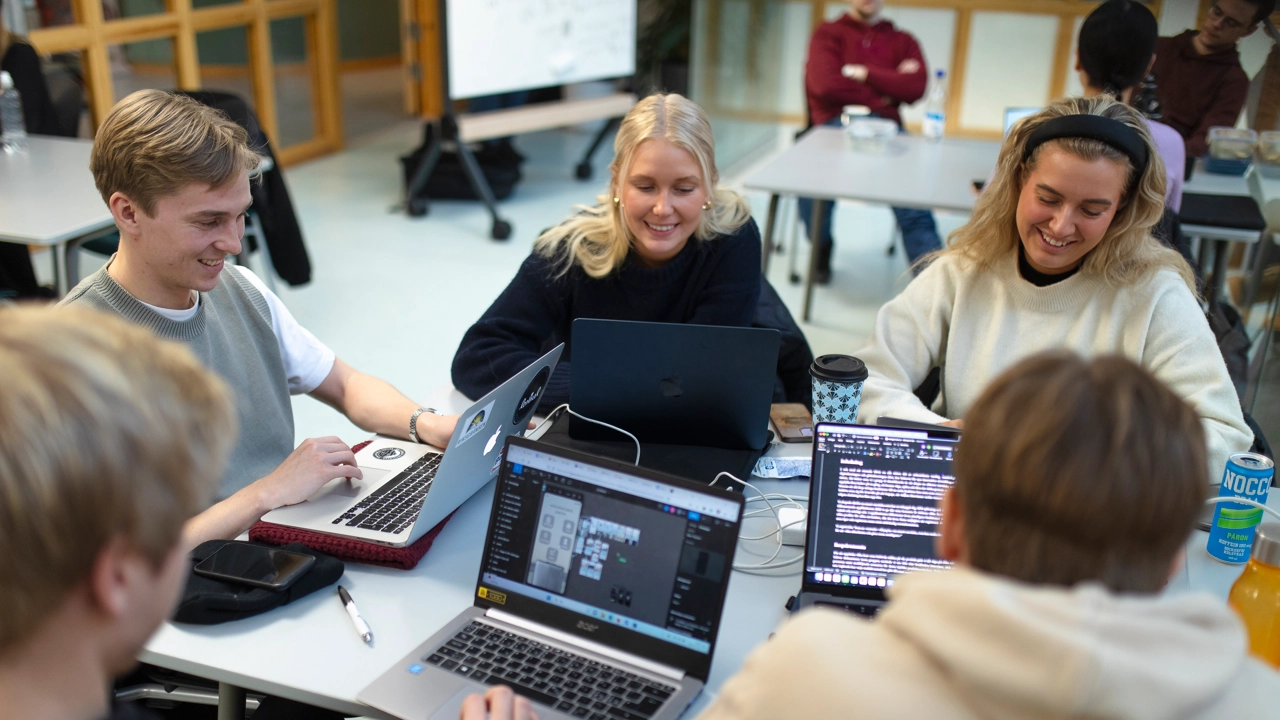 Studenter grupparbetar i MIT-huset