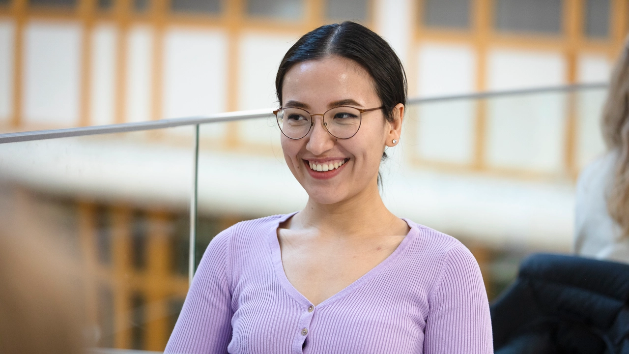 En glad student som har valt sina kurser för terminen.