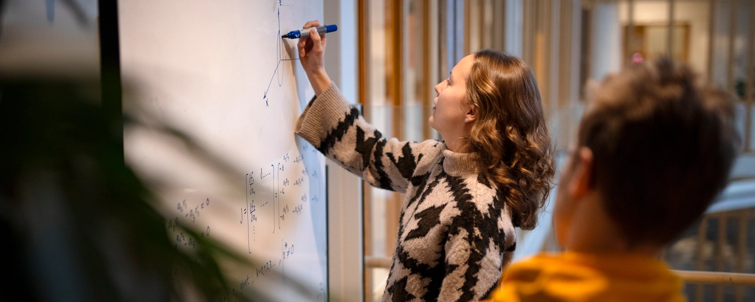 Studenter grupparbetar i MIT-huset