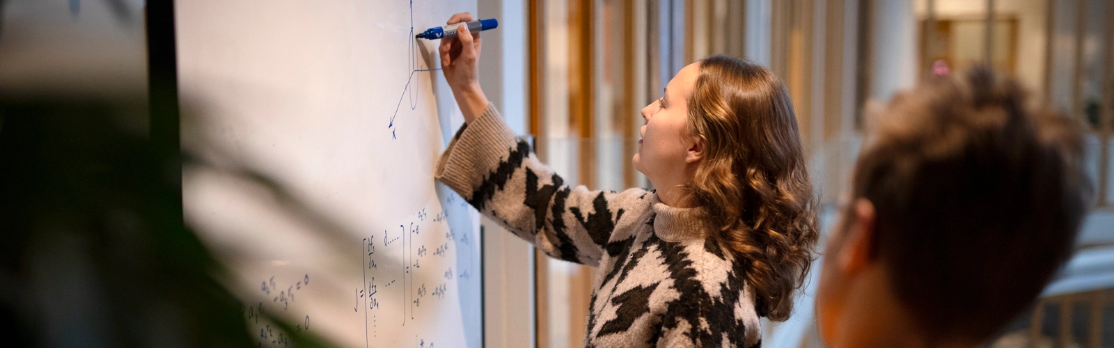 Studenter grupparbetar i MIT-huset