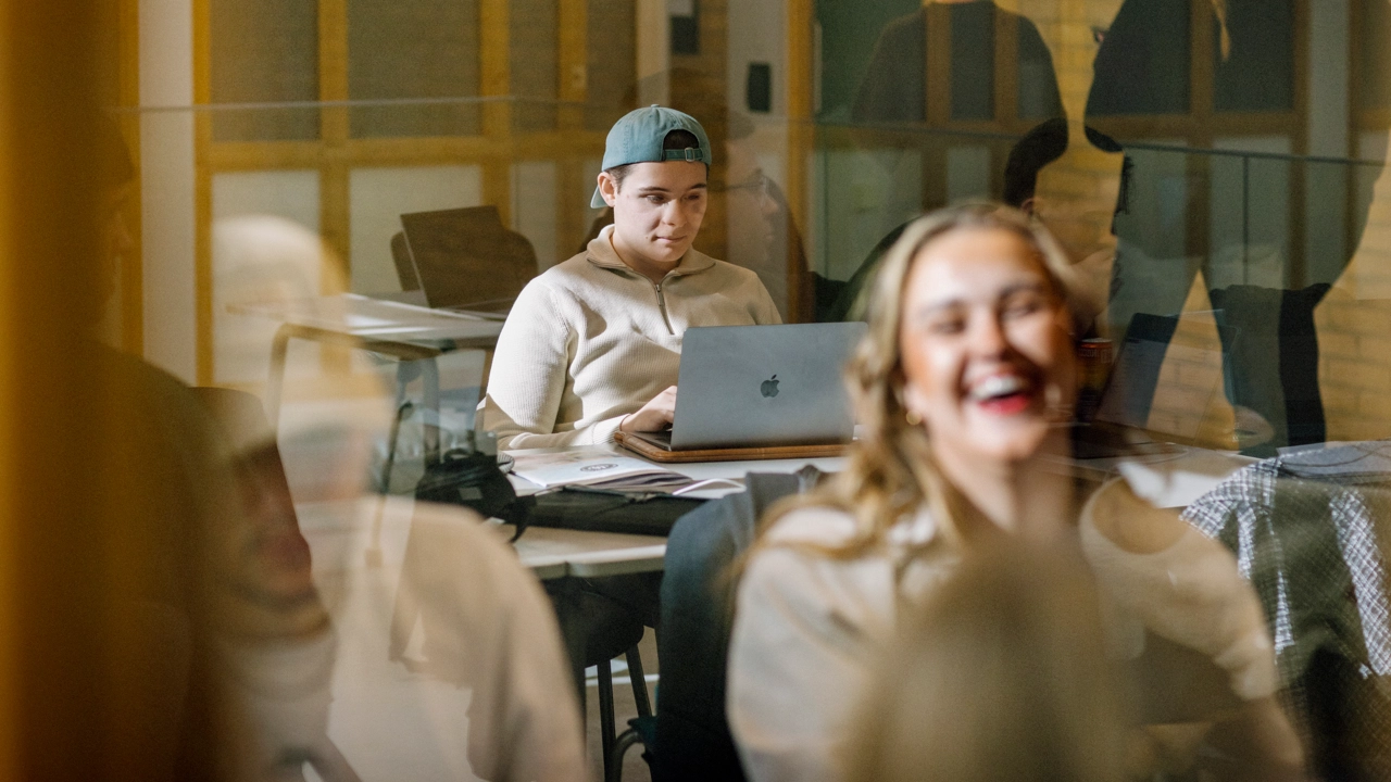 Umeå Universitet,  Studenter pluggar i MIT-huset.