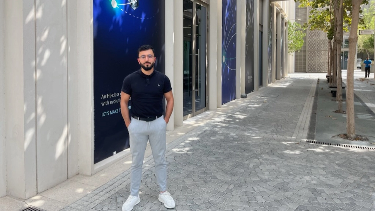 Bild på Mohammad Mshaleh stående utanför Siemens Energys kontor i Dubai.
