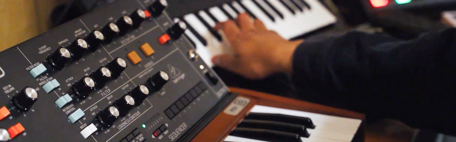 En student som spelar på ett keyboard.