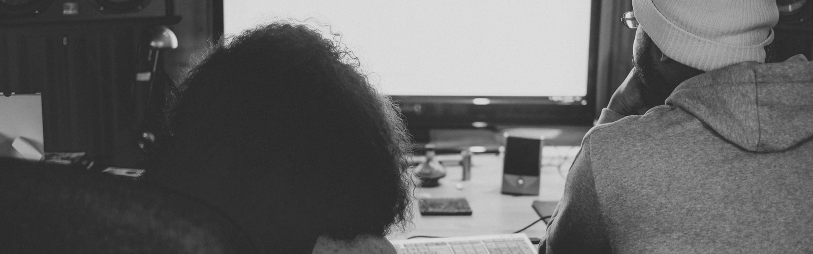 Några personer som producerar musik.