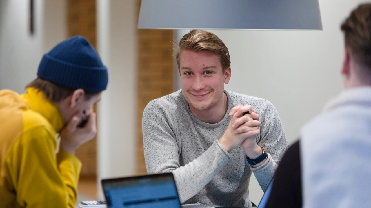 Studenter som grupparbetar i Naturvetarhuset.