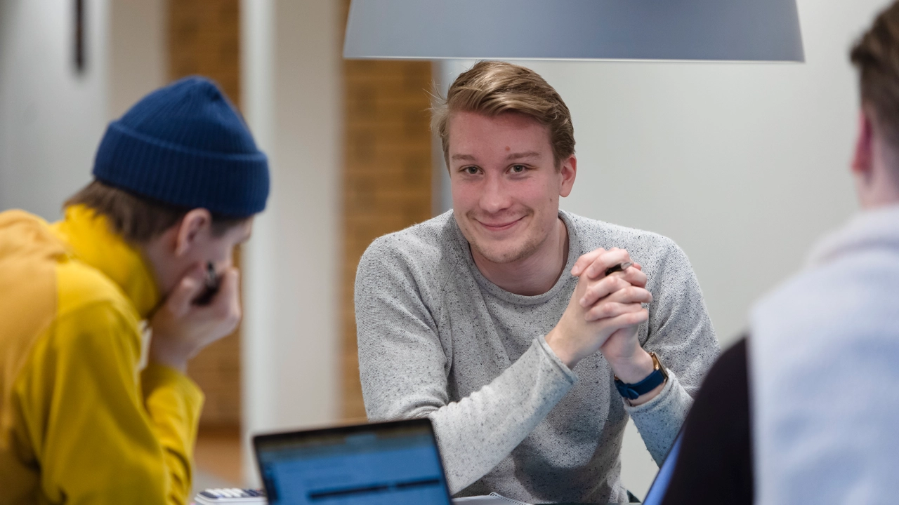 Studenter som grupparbetar i Naturvetarhuset.
