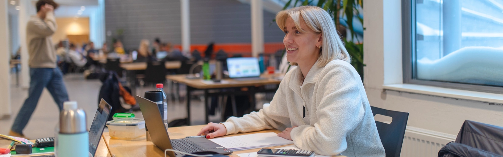 Studenter som grupparbetar i Naturvetarhuset.