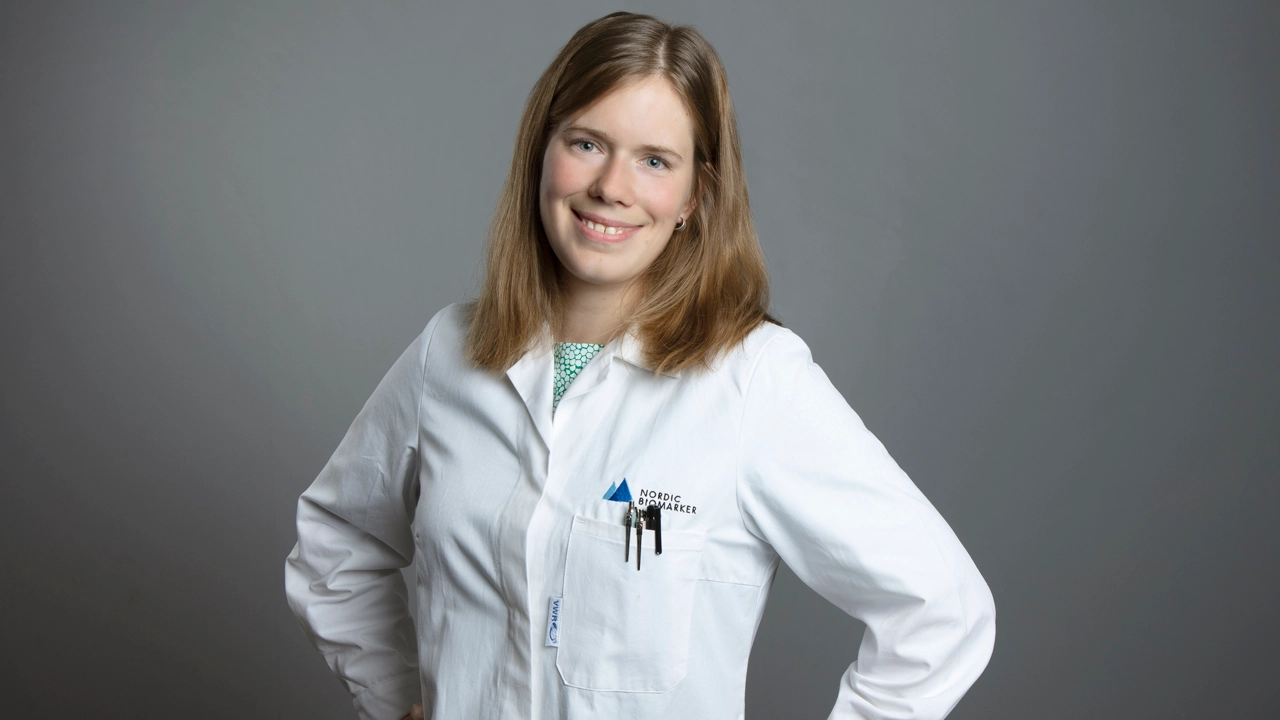 Porträttbild på Nora Ingebrand iklädd labbrock