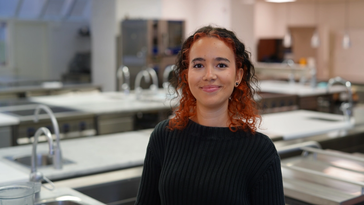 Gastronomistudent Norea i köksmiljö.