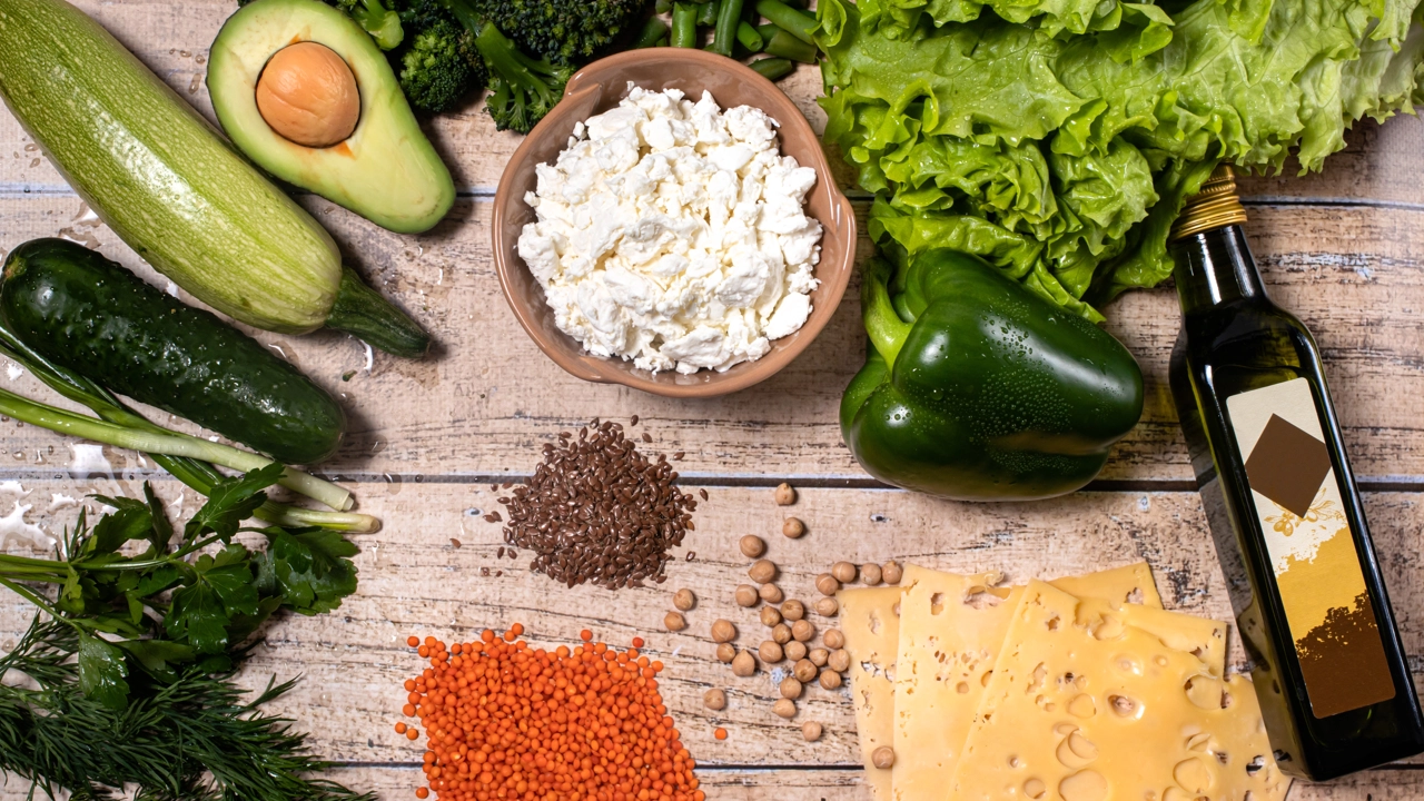 Nyttiga råvaror i form av grönsaker, baljväxter, olivolja och ost på ett bort.