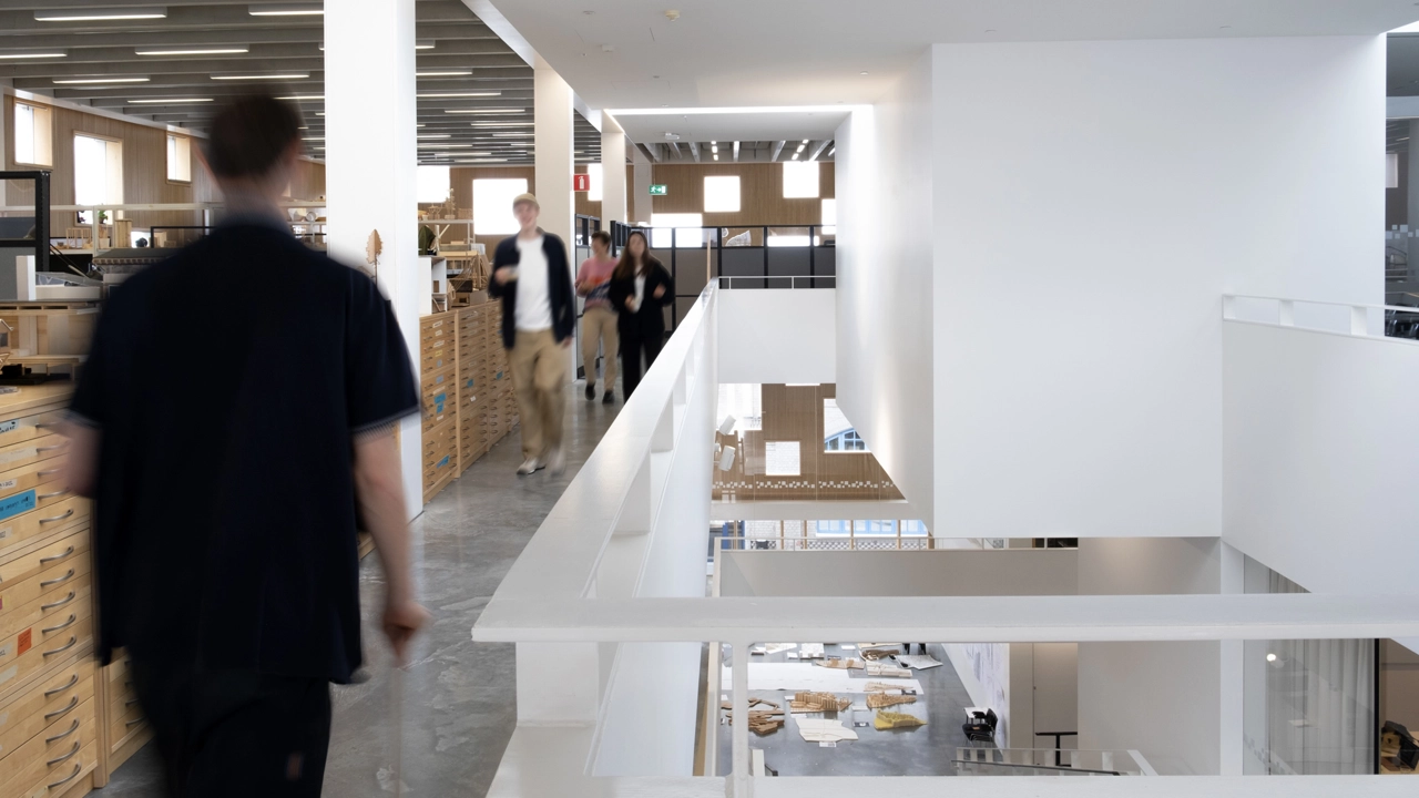 Vy över korridor på fjärde våningen på arkitekthögskolan