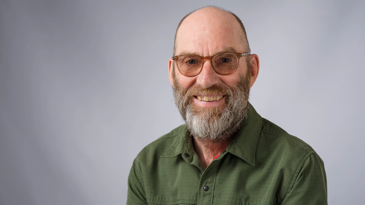 Man tittar in i kameran och ler.