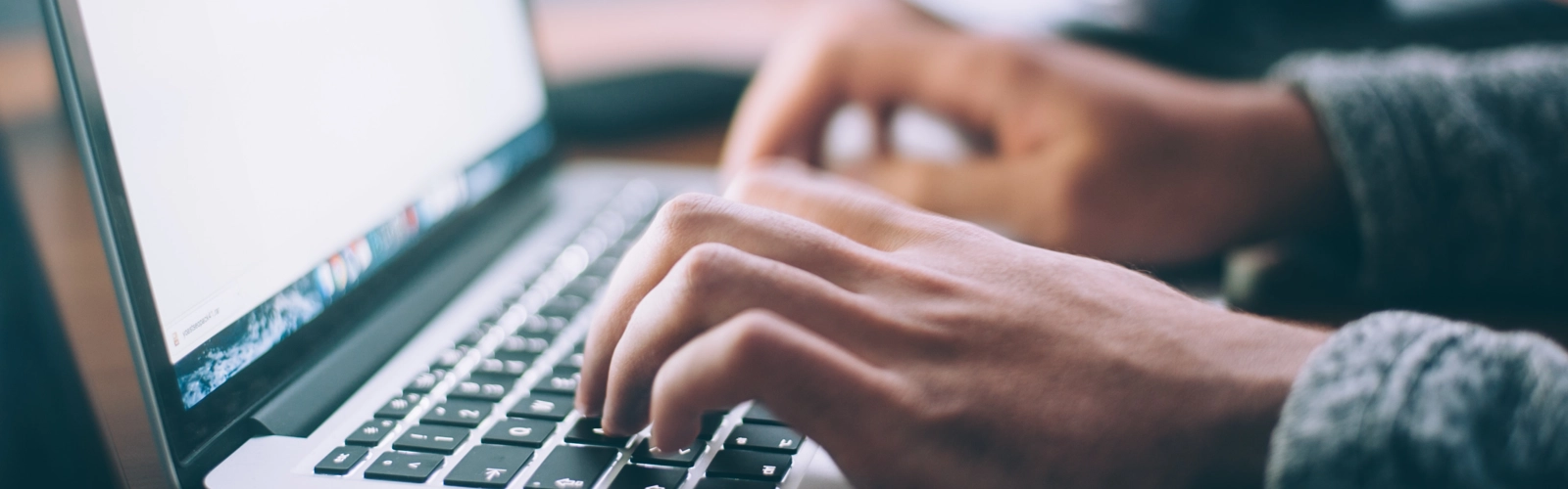 Person skriver på dator