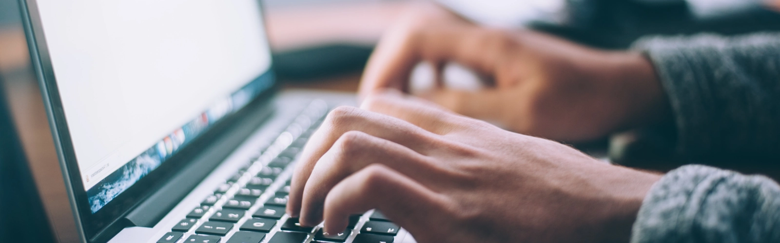 Person skriver på dator