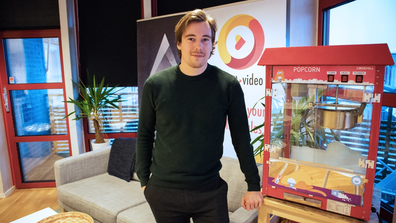 Bild på Peter Bjuhr stående vid popcornmaskin på Codemills kontor