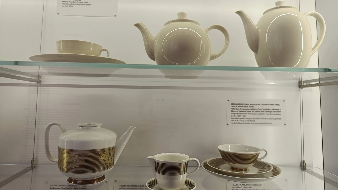 In most design museums, pots, jars and bottles are exhibited in vitrines, and there is no space for those bottles which are in use – they need to be hidden from visitors’ and superiors’ eyes. Figure 4.45: Museum visit, 2 Sep 2022; Figures 4.46 and 4.47: Museum visit, 18 June 2022.