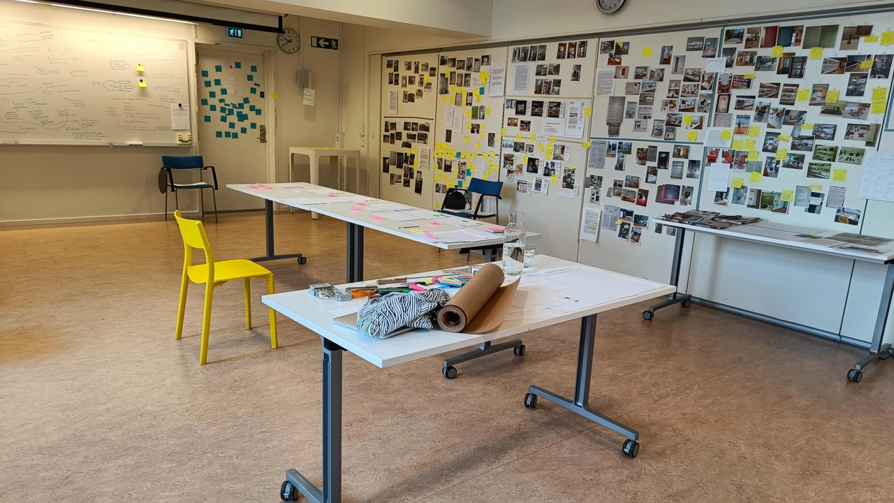 For the analysis and sense-making of the gathered material I booked a room in the design institute, called the blue room, where I could hang all material and immerse myself in it.