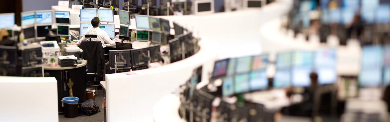 Bild på aktiebörs, mäklare vid stora skärmar