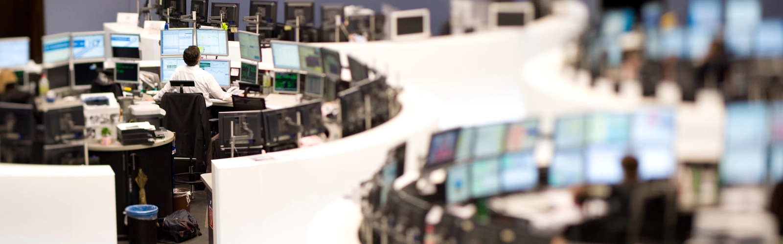 Bild på aktiebörs, mäklare vid stora skärmar