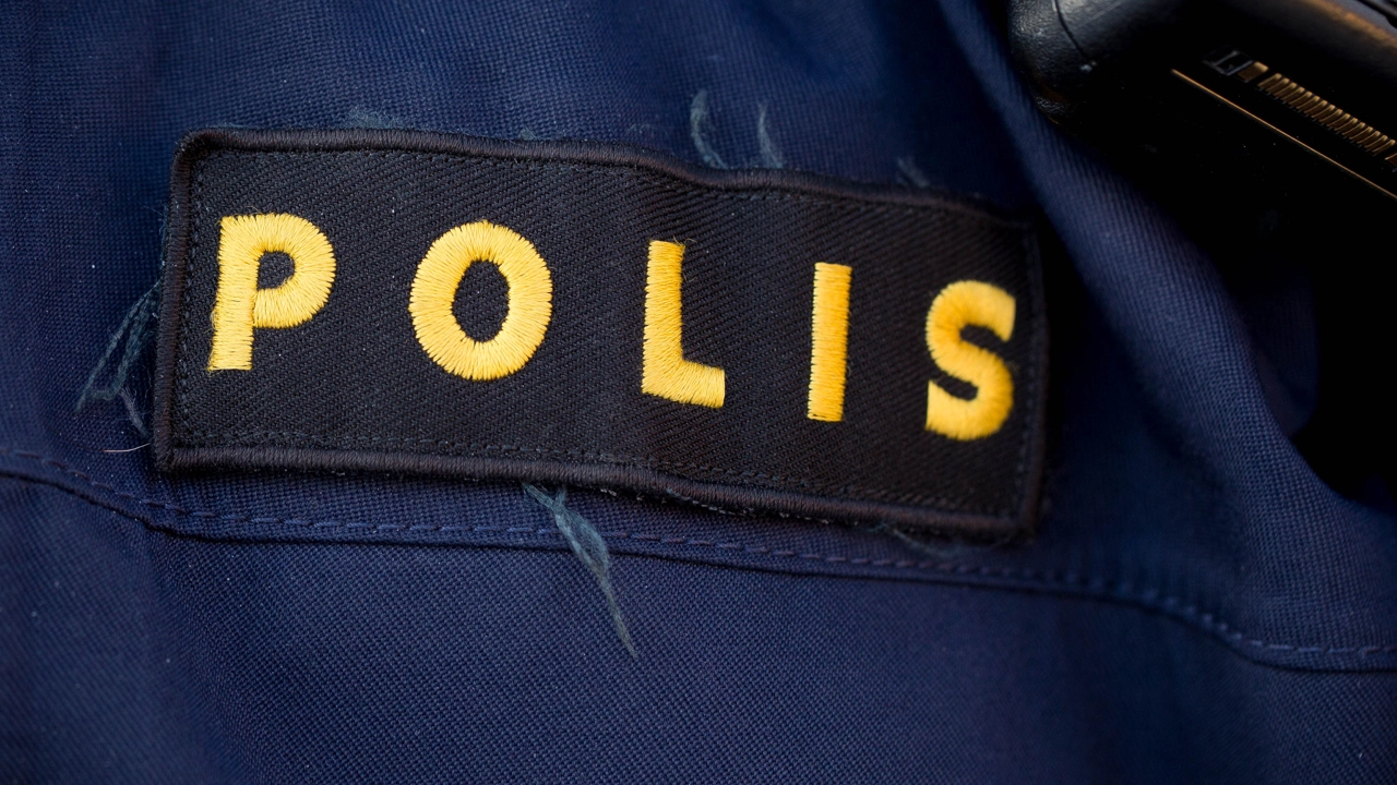 Polismärke på uniform.