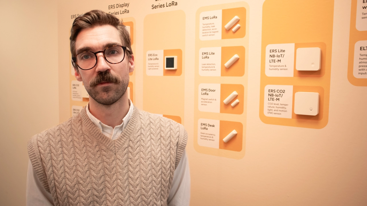 Bild på Pontus Hedenström framför produkttavla med Elsys sensorer