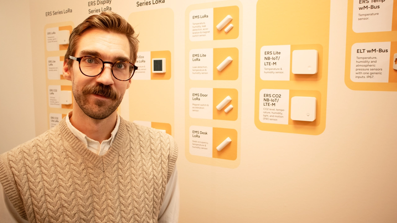 Bild på Pontus Hedenström framför tavla med företagets produkter