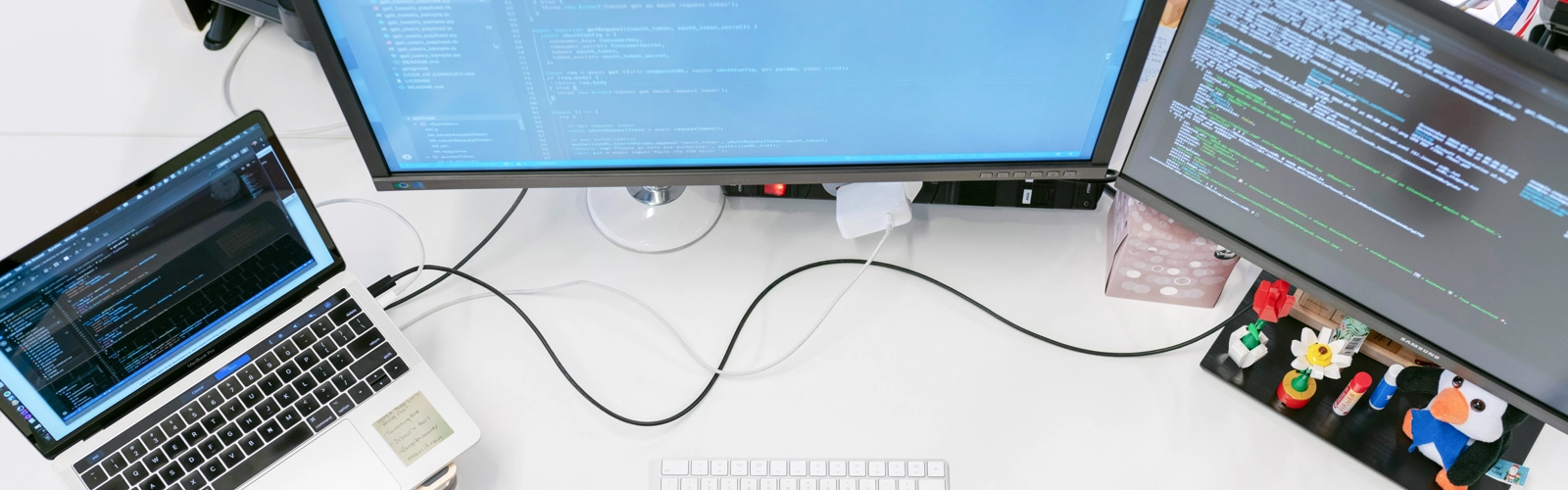 En kvinna sitter vid ett skrivbord med två datorskärmar