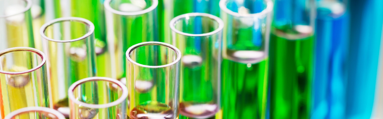 Bild på färgglada vätskor i provrör