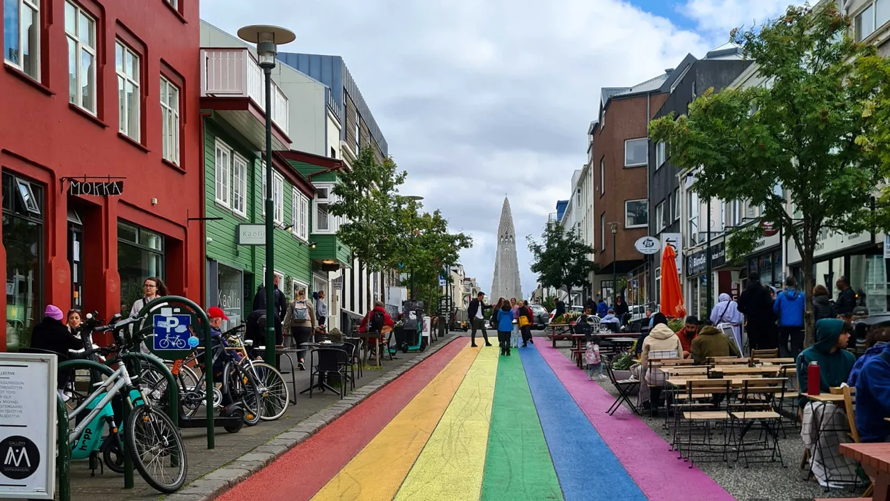 Väg målad i regnbågensfärger