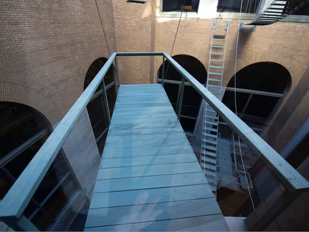 Rum med valv, träbroar och repstegar