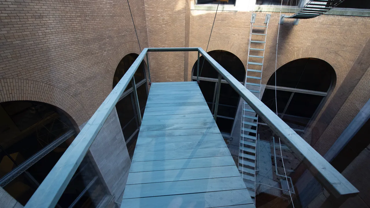 Rum med valv, träbro och repstegar