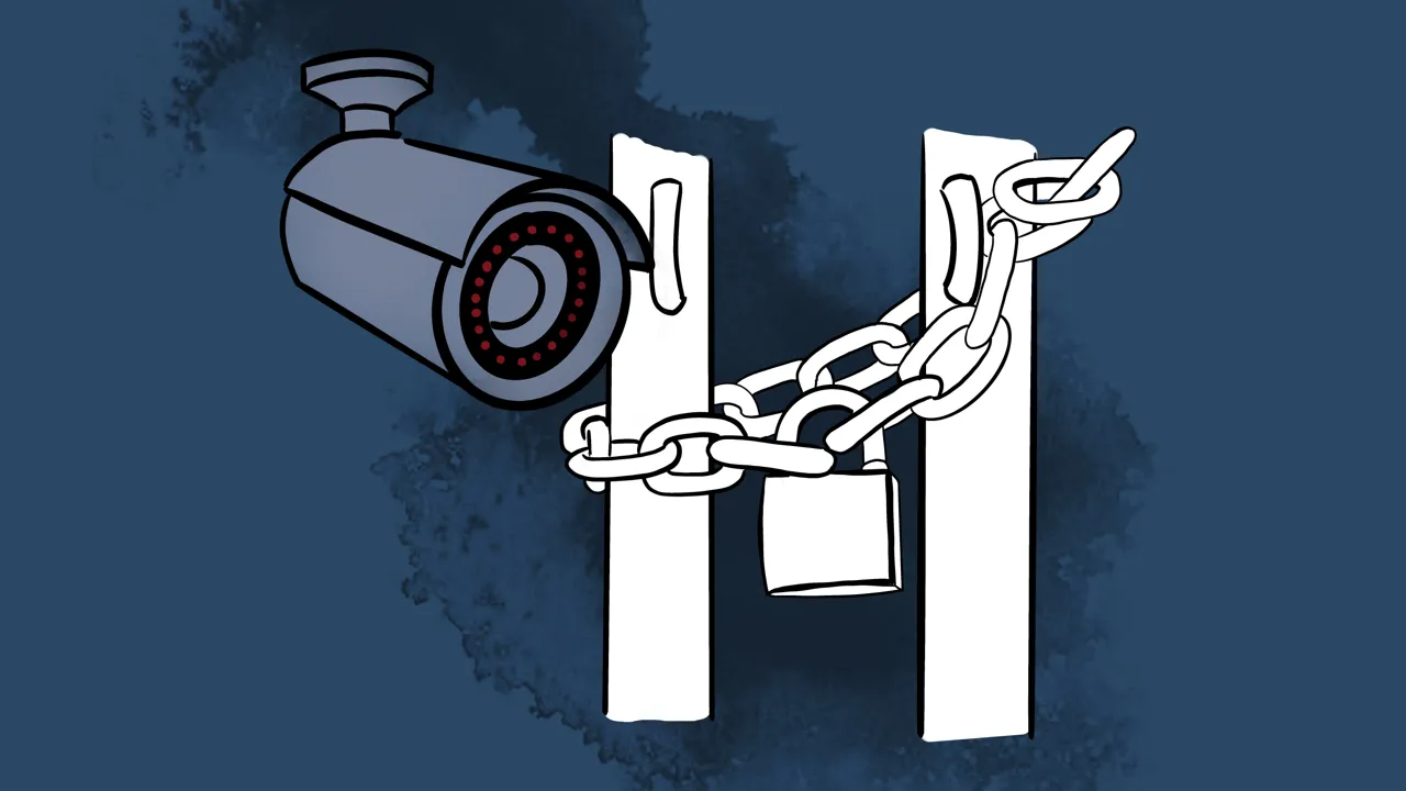 Ett lås med kedja och en övervakningskamera