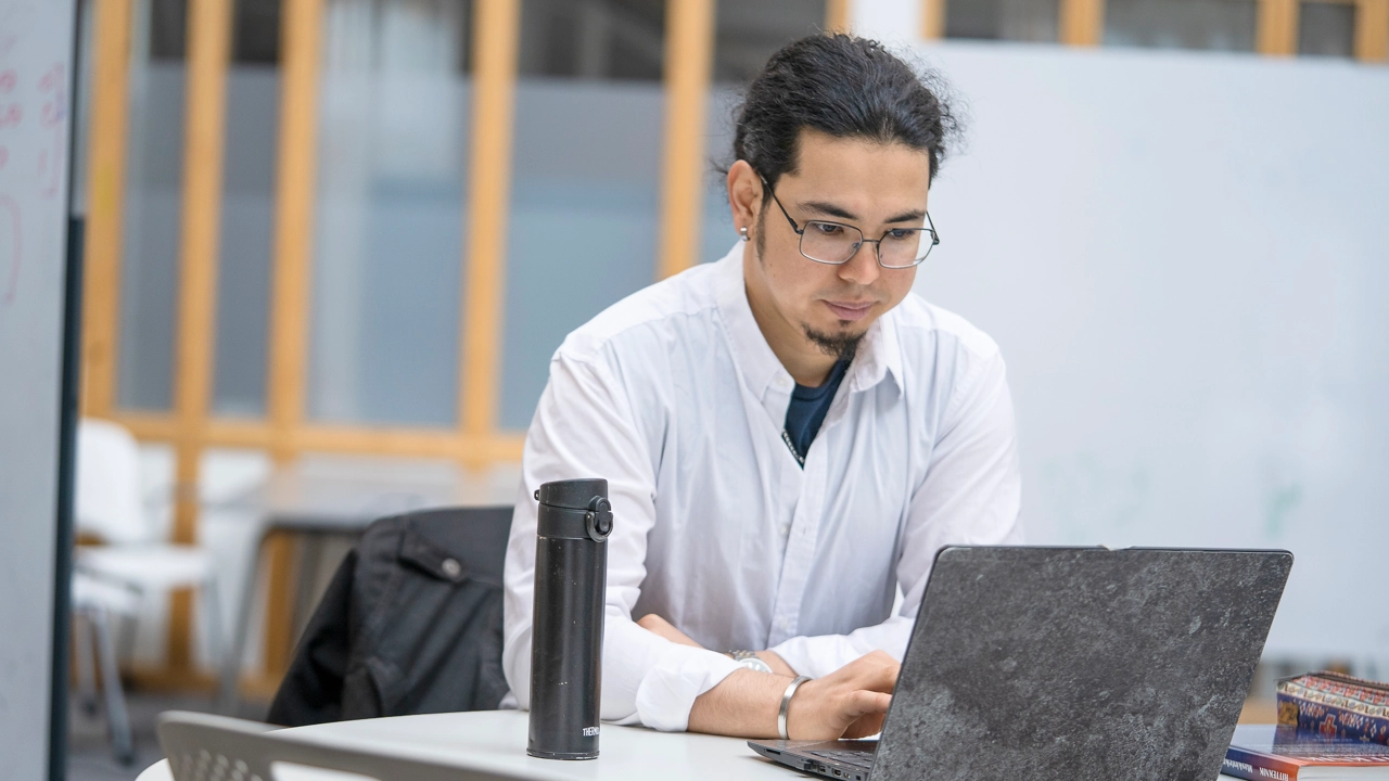 Salehi Mohsen Mohsen Salehi studerar maskinteknik. Fotografierna togs i samband med en porträttserie av studenter som publicerades 2022.
