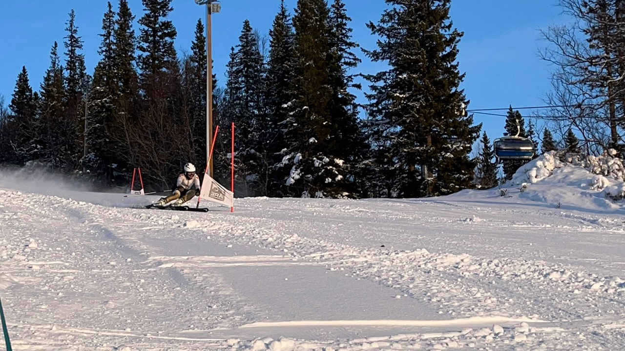Bild på Sanna Hjalmars på slalomskidor under ett lopp i backen