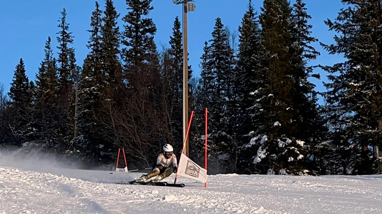 Bild på Sanna Hjalmars på slalomskidor i full fart nedför en pist