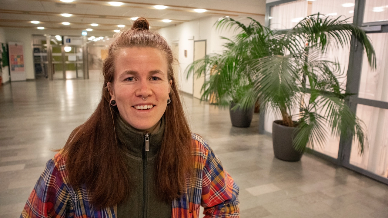 Bild på Sara Andersson stående i korridor i KBC-huset på Umeå universitet