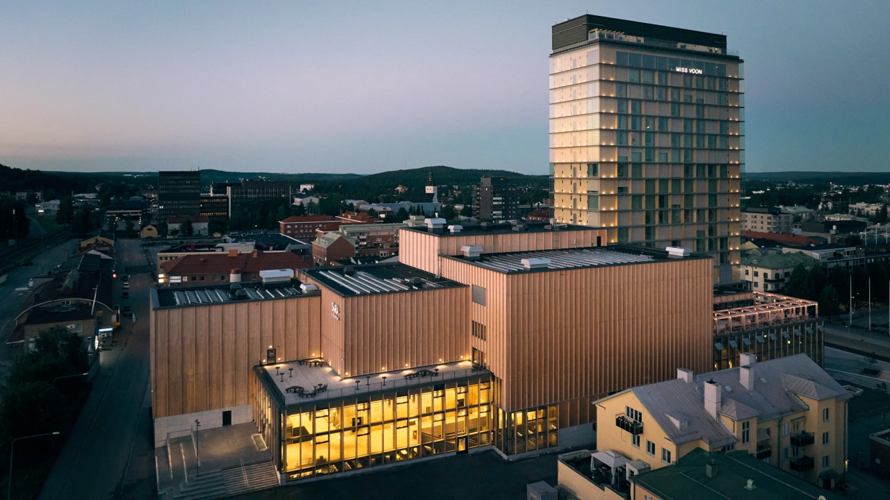 Skymningsbild över Sara kulturhus i Skellefteå.