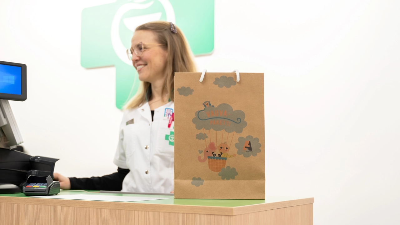 Bild på Sara Rosenberg stående vid apoteksdisk