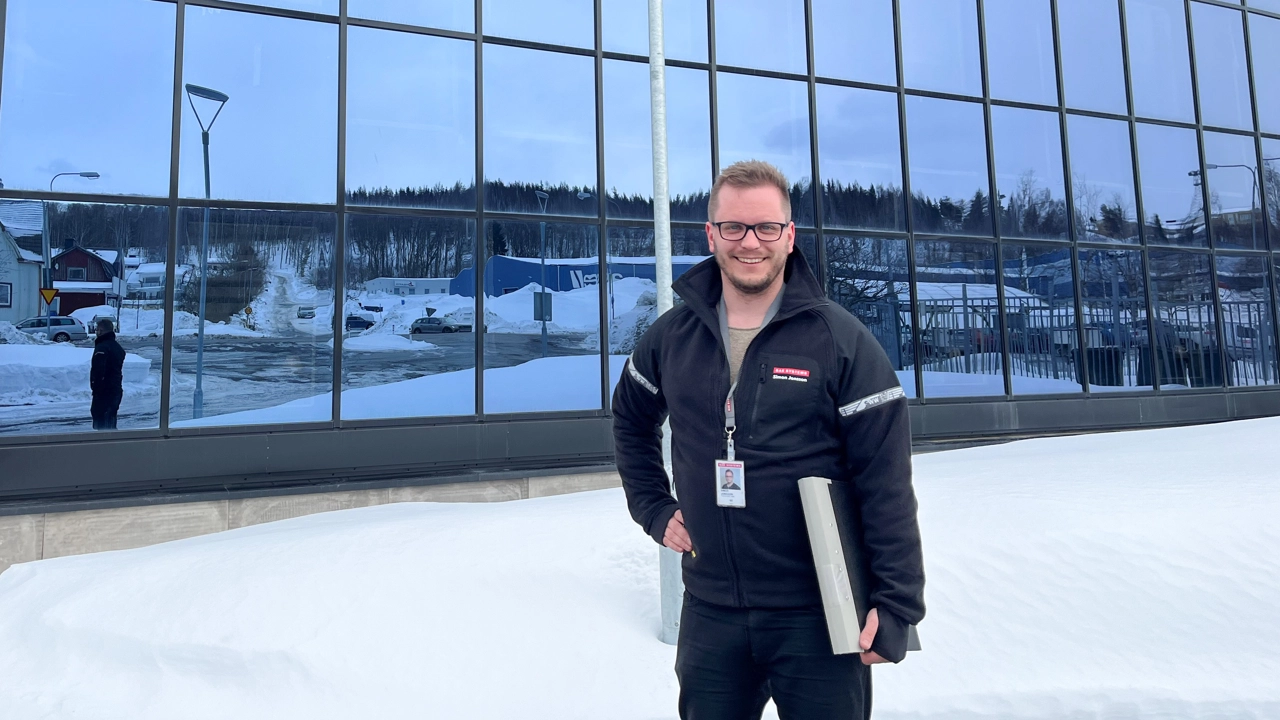 Bild på Simon Jonsson utanför BAE Systems Hägglunds anläggning i Övik