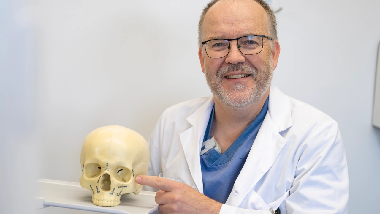 Mixen är det bästa med jobbet, säger käkkirurgen Mats Sjöström