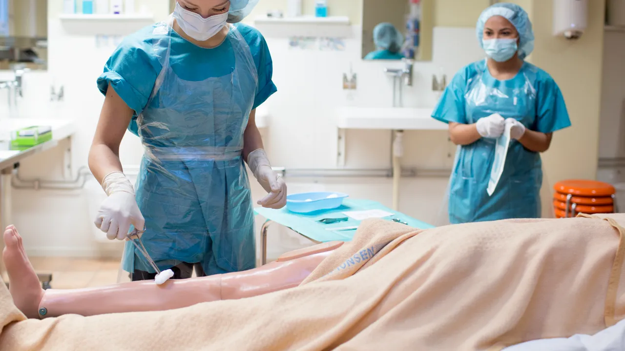 Sjuksköterskestudenter som övar