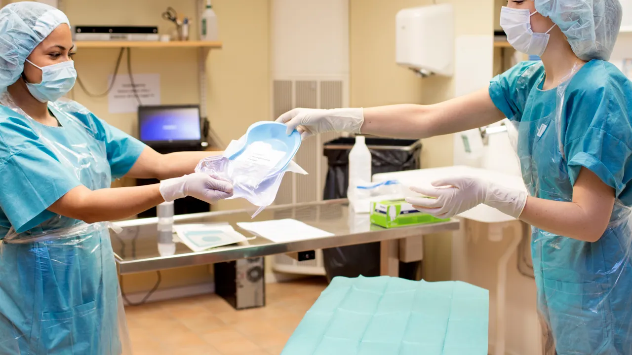 Sjuksköterskestudenter som övar