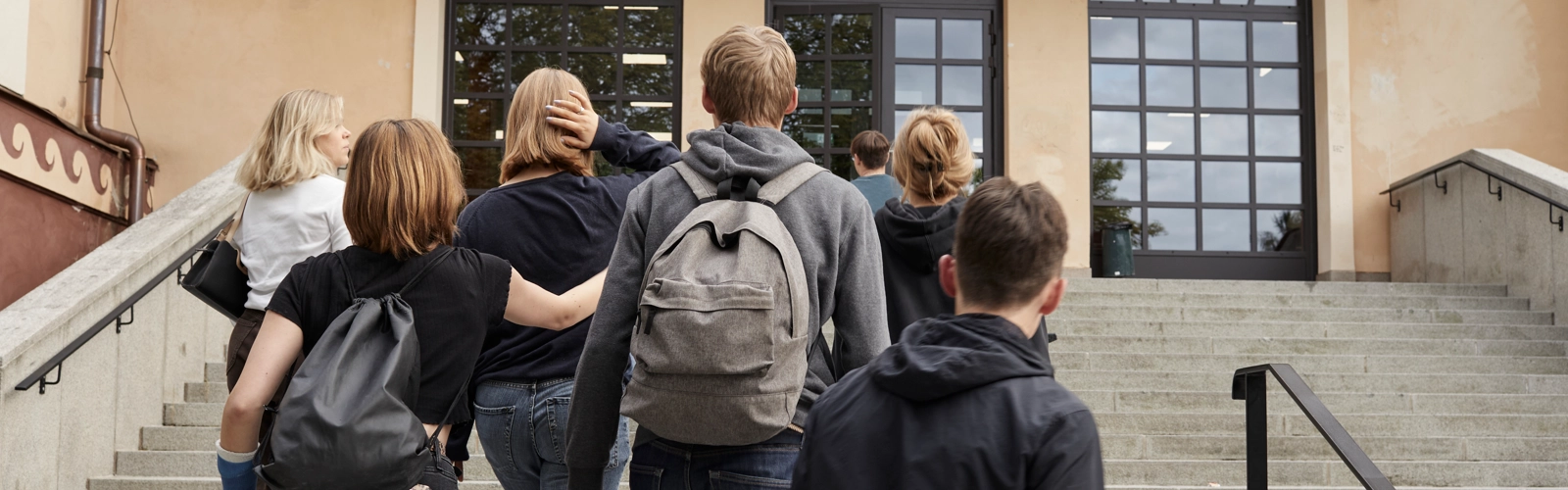 En grupp människor som går uppför en trappa.