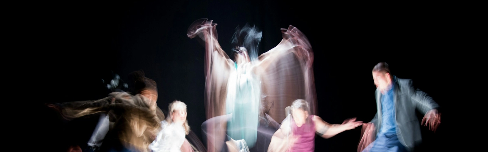 En grupp människor som dansar på en scen.