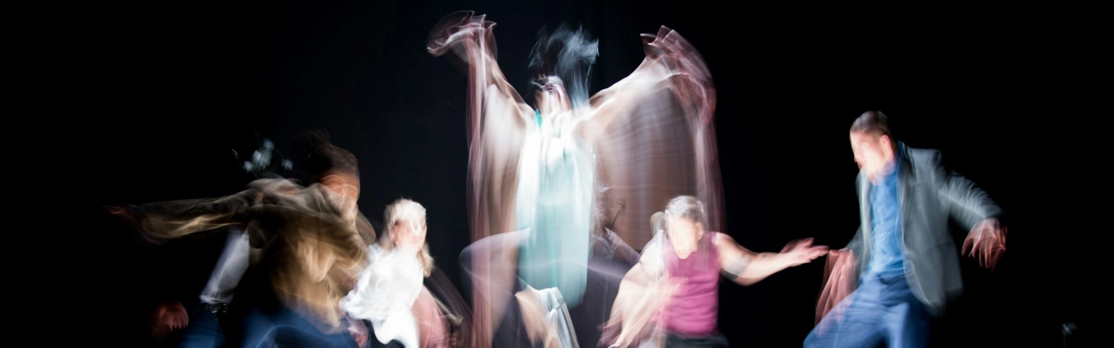 En grupp människor som dansar på en scen.