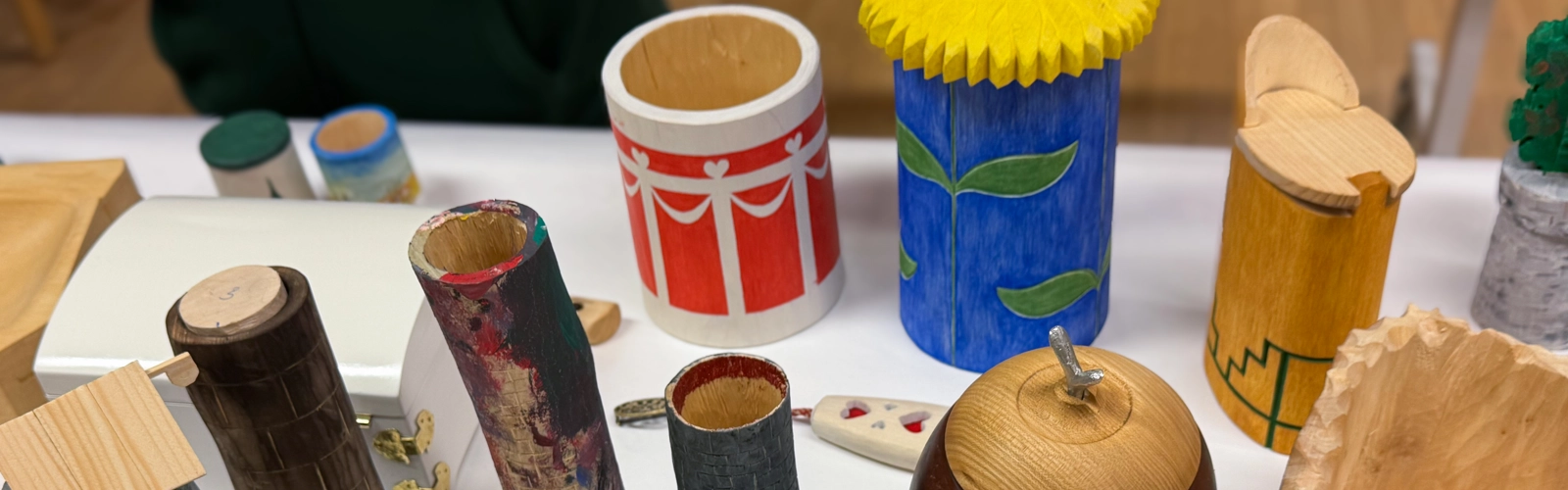 Ett bord med massor av slöjdföremål.