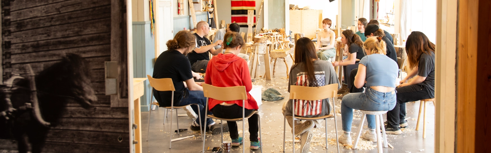 Studentgrupp slöjdar på Gammlia