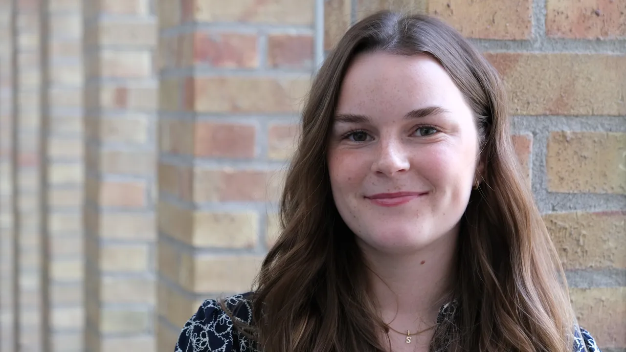 Sofia Gärdén som står framför en tegelvägg